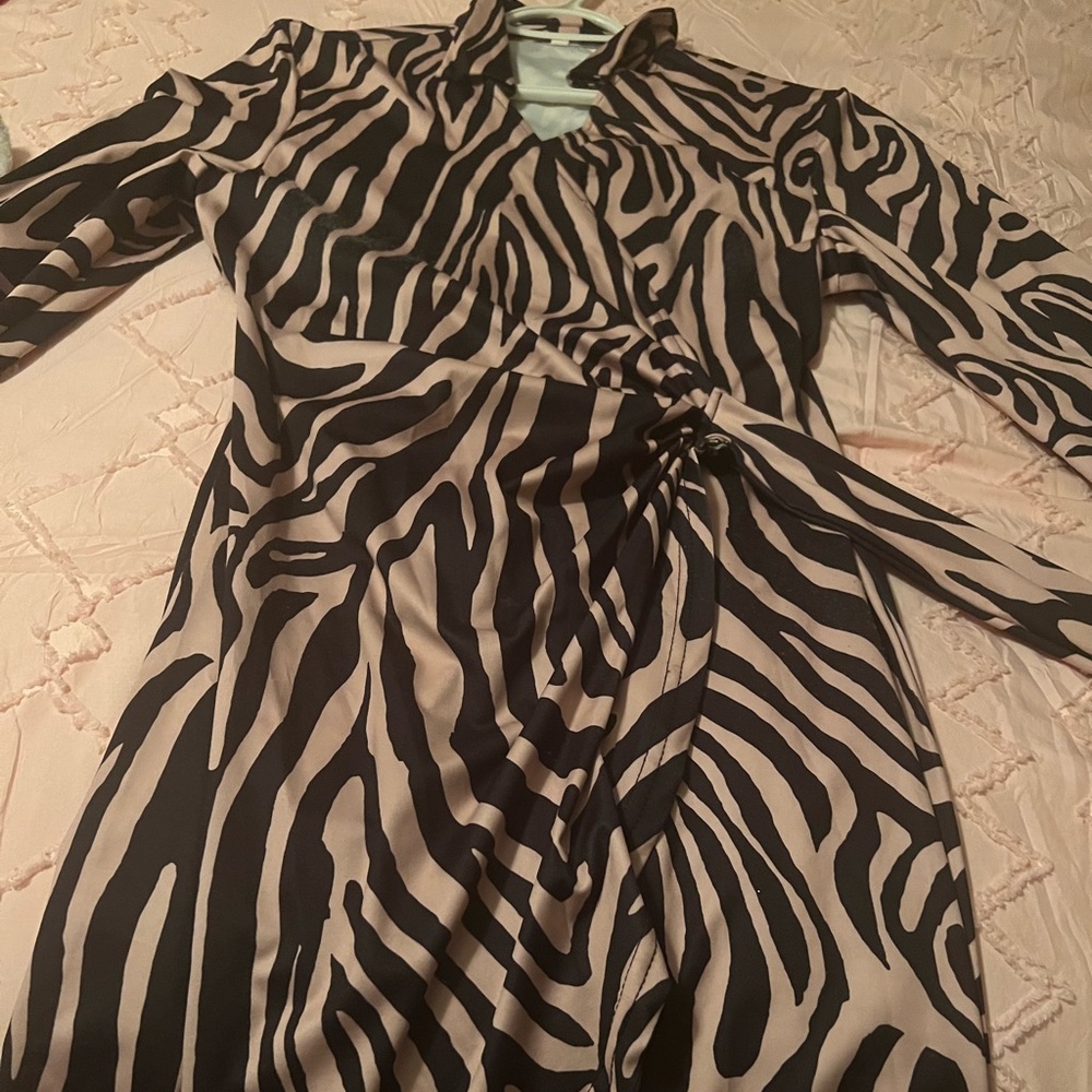 Long sleeve leopard style dress only worn once beautiful material